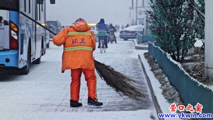 新年不忘扫雪忙