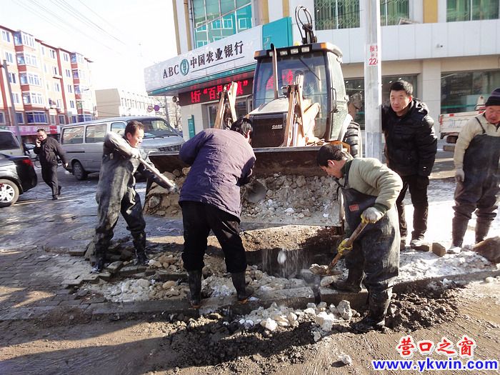 奋力抢修为百姓出行安全