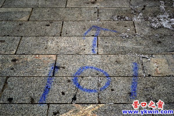 辽河边的奇异油漆图案