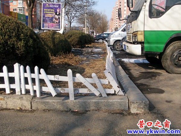 学府路北段沿线护栏破坏严重