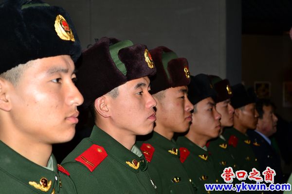 发扬雷锋精神做雷锋的接班人