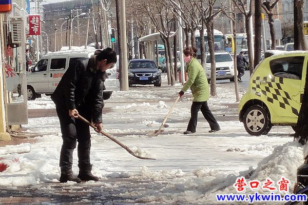 营口群众积极参与扫雪