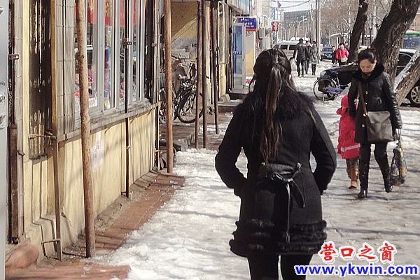 雪后下落冰棱很危险