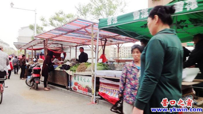 营口通惠门市场改造商户涌入通惠路设摊
