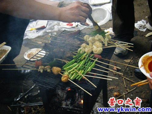 下雨依然阻止不了营口人的烤肉热情