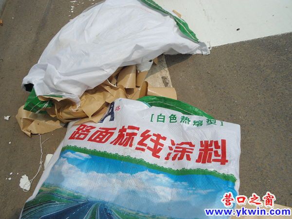 营口市渤海大街施工垃圾随意丢