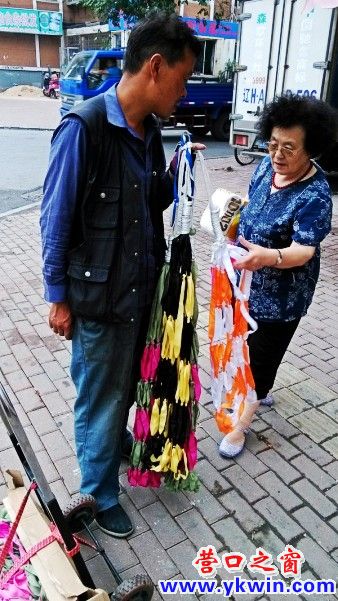沿街卖吊床 难寻悬挂处