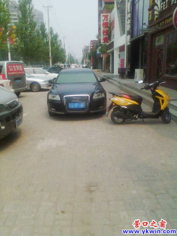汽车乱占道 路人行路难