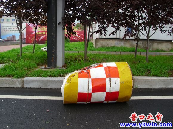 瘪桶卧路边 两天无人管