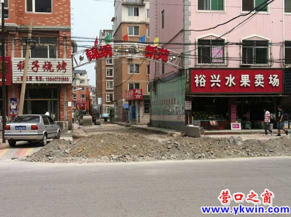 老边区锦绣新苑重修路面