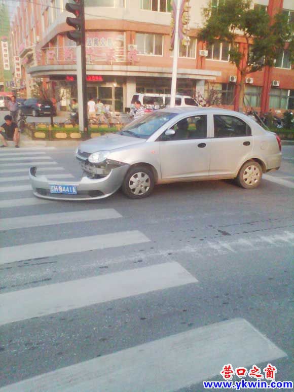 “无人残车”占用十字路口影响交通