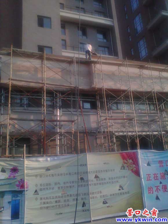 高空作业无防护 过往行人心惶惶