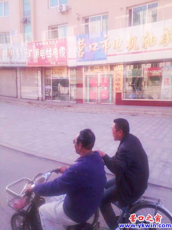 营口两男子的“勾肩搭背”