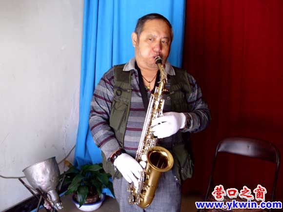 多才多艺的老翁学新艺