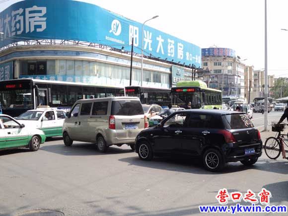 建议：万有小区十字路口处设红绿灯
