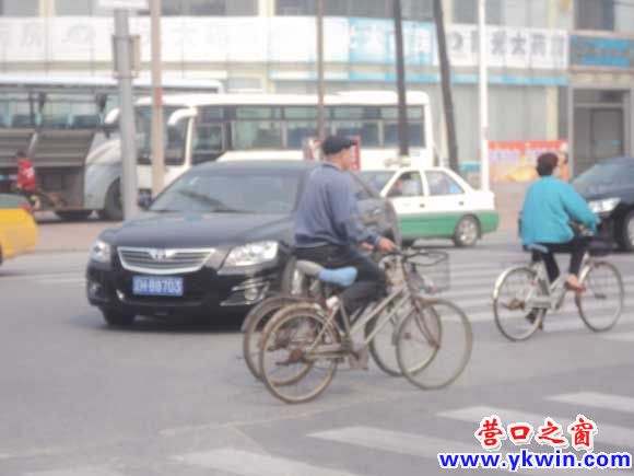 市区街道“扶骑”现象多