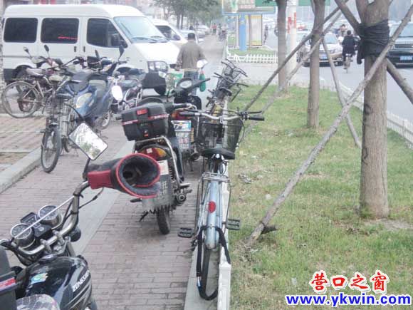护栏遭车挤压严重变形
