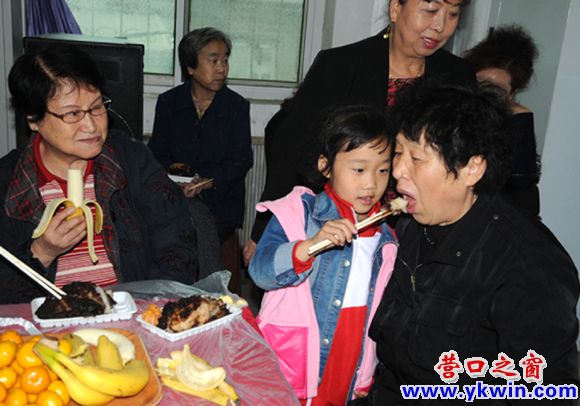 雷锋小区老人吃喝玩乐过佳节