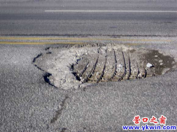 桥面出现圆坑 维修指日可待