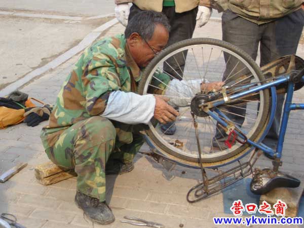 路边修车人 先知春天暖