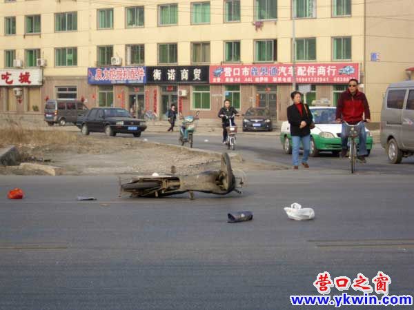 摩托车与吉普车剐蹭摔倒