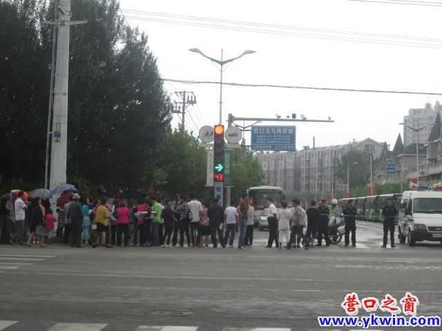 鲅鱼圈：高考门外焦急等待的人