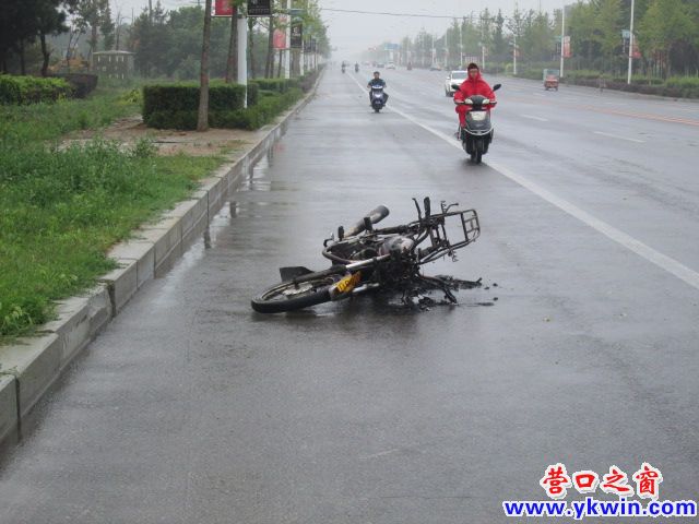 被烧毁的摩托车