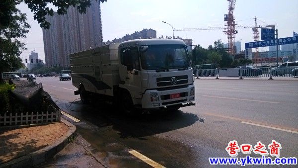 环卫洗扫车‘威力大’