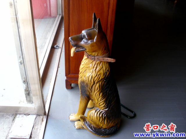 此门有狗不咬人