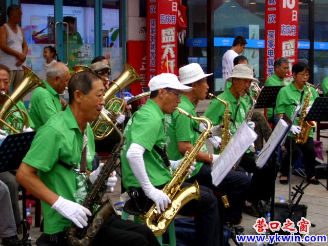 铜管乐为店庆演奏