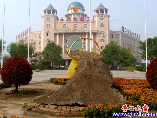 带把“大痰盂” 装土摆路边