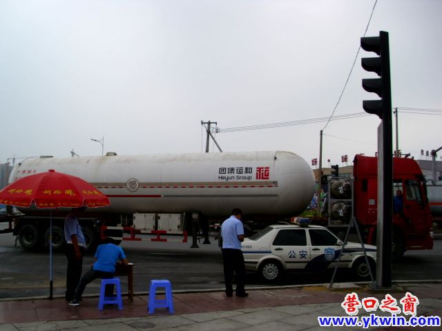 营口交警在305国道筛查危化品运输车