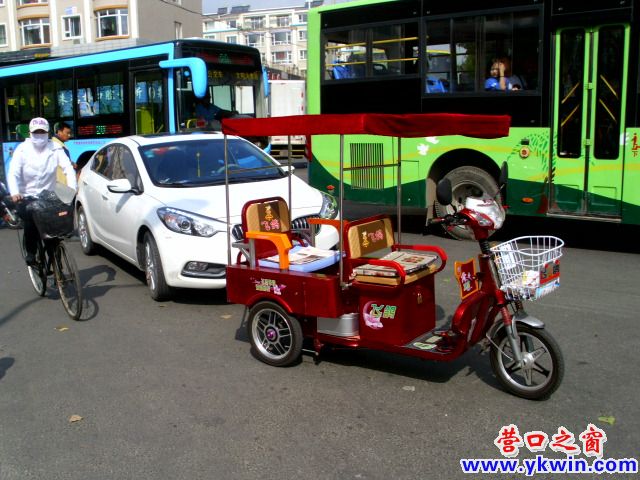 公园路与建设街路口再次撞车