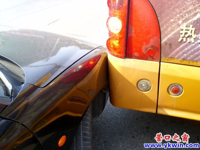 两车在十字路口贴脸