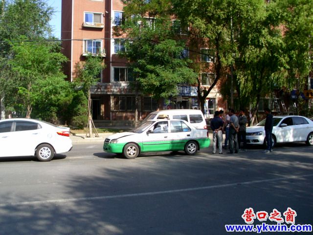  三辆轿车 两次追尾