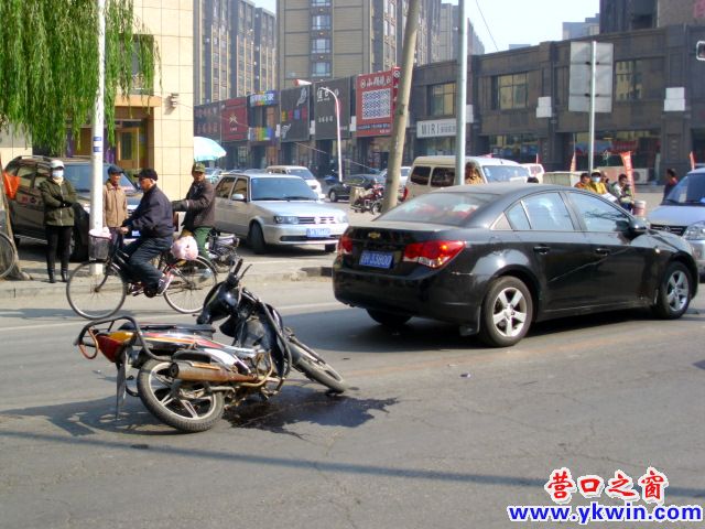轿车蹭倒摩托车