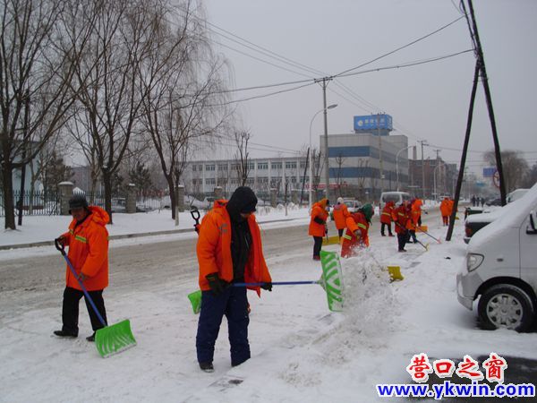 营口环卫“强迁”道路积雪