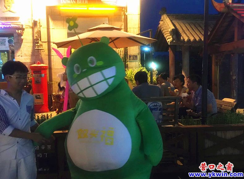 营口老街“卡通人”吸引顾客成时尚