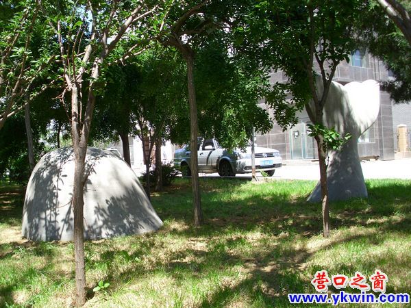 街边林中藏“鲸鱼”