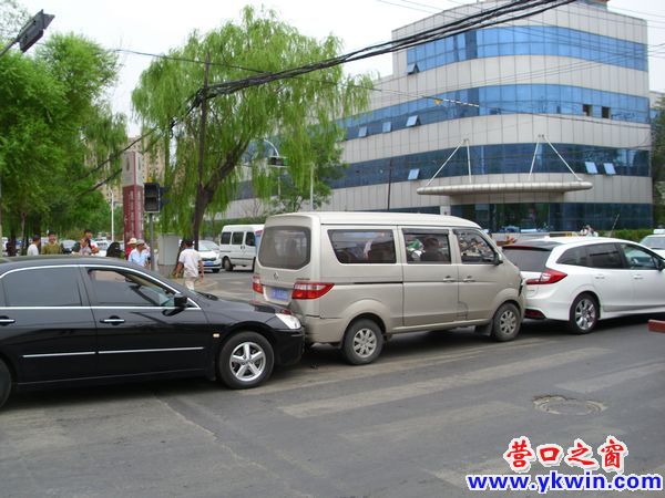 追尾！追尾！三车变成堵路墙