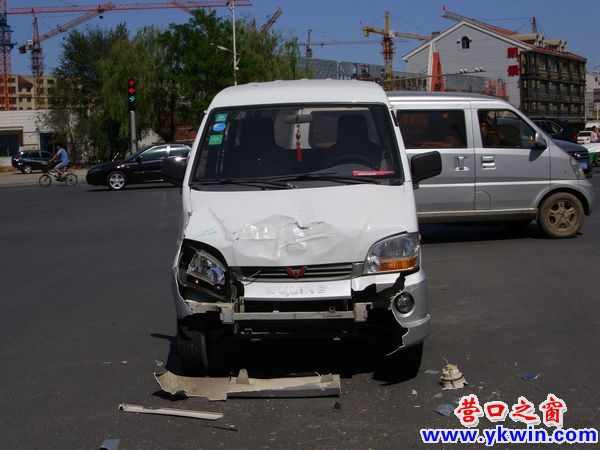 面包车撞不过电三轮