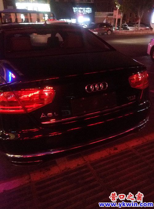 兴隆大厦前的无“名分”奥迪车