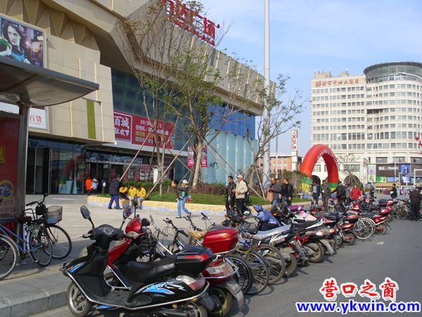 百輛兩輪車在站臺“等”公交車