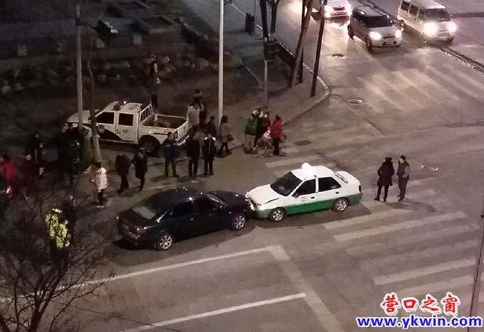 营口：轿车出租车正面亲吻2小时