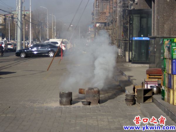 路边点炉子 浓烟呛煞人
