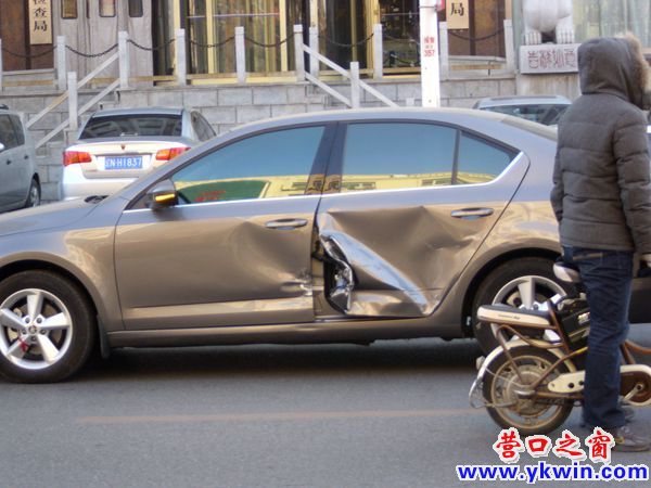 两轿车零距离接触