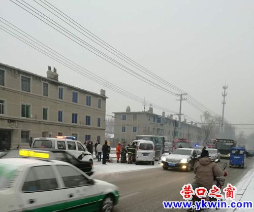营口：面包车与小货车相撞