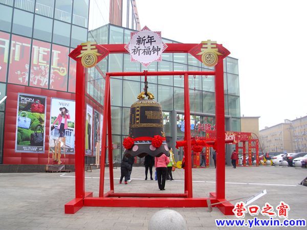 营口学府路边传来新年祈福钟声