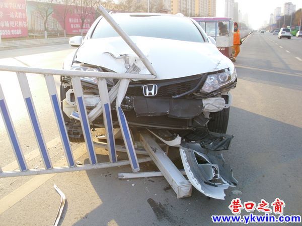 白轿车撞上白护栏