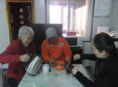 暖冬行动 让环卫工人吃上热饭